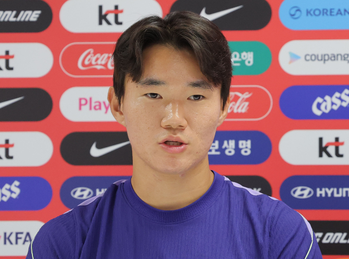 취재진 질문 답하는 양현준. 연합뉴스