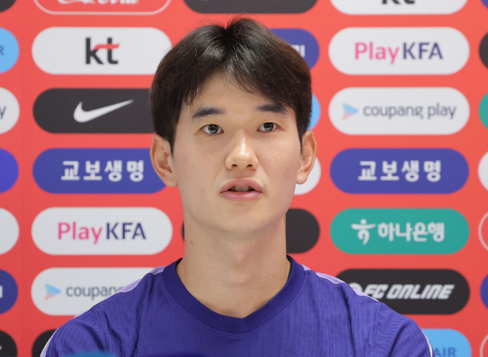 취재진 질문 답하는 김진규. 연합뉴스