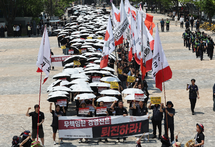 길게 늘어선 카카오 노조 우산 행렬. 연합뉴스