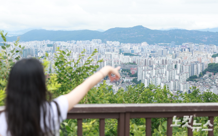 서울 남산에서 바라본 아파트 단지의 모습. 류영주 기자