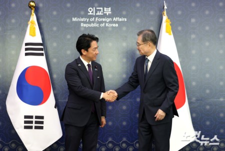 일본 방위대신 만난 조현 외교부장관