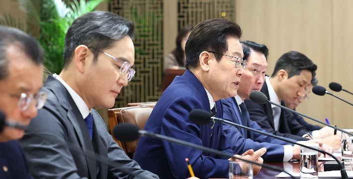 이재명 대통령이 지난 16일 용산 대통령실에서 열린 한미 관세협상 후속 민관 합동회의에서 발언하고 있다. 왼쪽부터 여승주 한화그룹 부회장, 이재용 삼성전자 회장, 이재명 대통령, 최태원 SK그룹 회장, 정기선 HD현대 회장, 하준경 경제성장수석. 연합뉴스