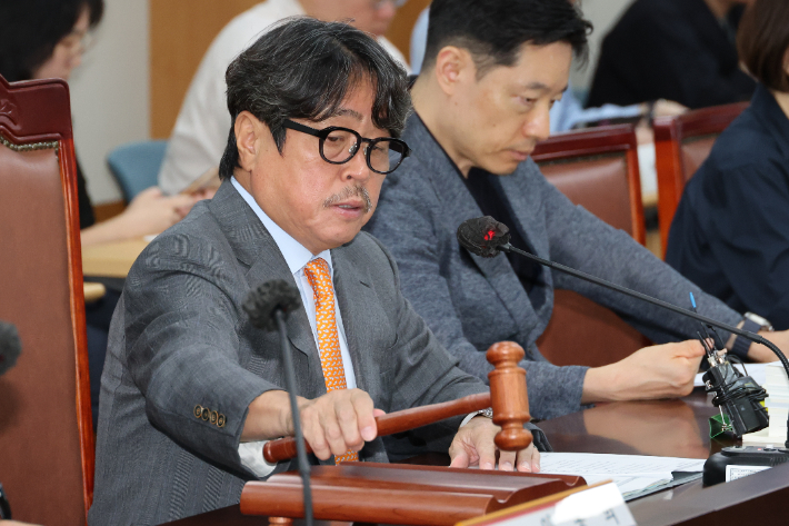 권순원 최저임금위원장이 25일 정부세종청사 최저임금위원회에서 열린 제9차 전원회의를 주재하고 있다. 연합뉴스