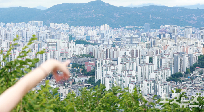 25일 서울 남산에서 바라본 아파트 단지의 모습. 류영주 기자