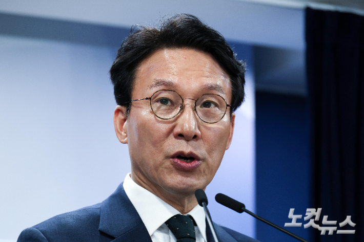 김민석 국무총리가 25일 서울 종로구 정부서울청사에서 정부 현안 브리핑을 하고 있다. 김 총리는 이날 "검찰 보완수사권 폐지를 정부의 기본 입장으로 최종 정리했다"고 밝혔다. 박종민 기자