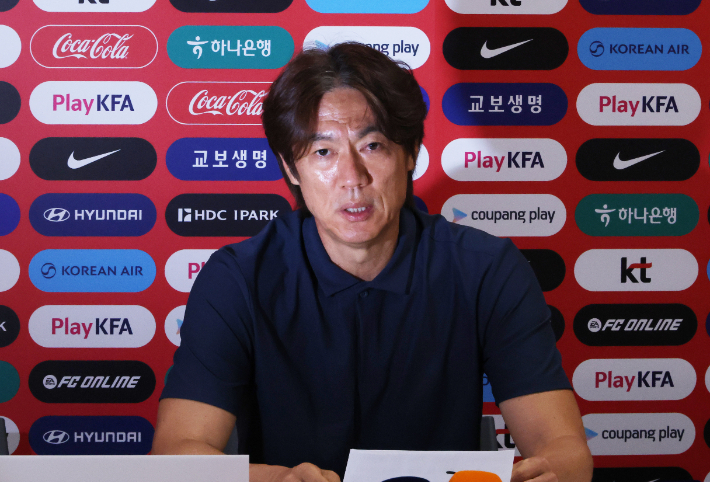 사퇴 기자회견 하는 홍명보 감독. 연합뉴스