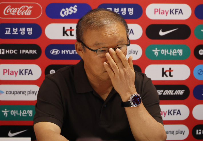 결산 기자회견 하는 박항서 단장. 연합뉴스