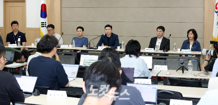 투표용지 부족 사태로 시작된 잠실 개표소 봉쇄 집회가 열 하루째 이어지고 있는 가운데 15일 유승민 대한체육회장이 서울 송파구 대한체육회 회의실에서 올림픽공원 핸드볼경기장 입주 회원종목단체 사무실 출입제한 관련 기자회견을 하고 있다. 박종민 기자 