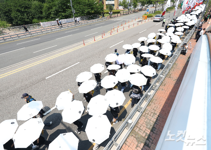 카카오 노조가 카카오 창사 이래 첫 부분 파업에 돌입한 10일 경기 성남시 카카오 판교아지트 일대에서 거리행진을 하고 있다.  카카오 본사와 카카오페이 등 4곳의 계열사까지 5곳이 참여한 공동 파업으로 카카오 노사 갈등의 주요 원인은 성과급 보상 구조이다. 류영주 기자