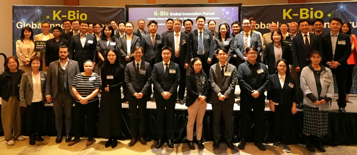 지난 26일(현지 날짜) 미국 캘리포니아주 샌디에이고에서 열린 'K-바이오 글로벌 혁신포럼'에서 참석자들이 기념 촬영을 하고 있다. 둘째 줄 왼쪽에서 여섯 번째부터 신한은행 장호식 CIB그룹장과 서울대병원 권성근 연구부원장, 기술보증기금 천창호 이사. 기보 제공