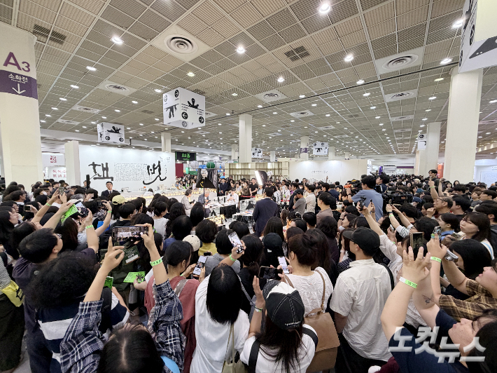 2026 서울국제도서전에 사전 예고 없이 돌베개X평산책방 부스에서 문재인 전 대통령과 유시민 전 노무현재단 이사장, 탁현민 국립목포대 특임교수가 함께한 북토크가 열리자 인파가 구름떼처럼 몰렸다. 김민수 기자