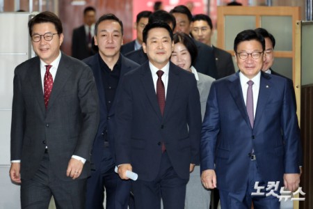 최고위원회의 참석하는 장동혁-정점식