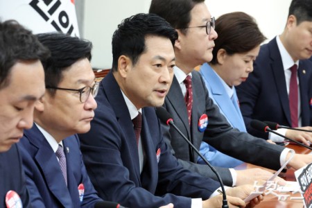 최고위원회의 주재하는 장동혁 대표