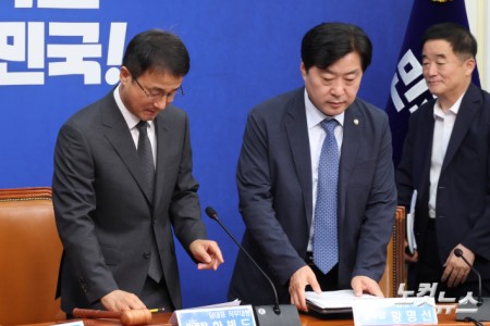 더불어민주당 한병도 당대표 직무대행 겸 원내대표가 29일 서울 여의도 국회에서 열린 최고위원회의에 참석하고 있다.