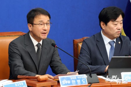 더불어민주당 한병도 당대표 직무대행 겸 원내대표가 29일 서울 여의도 국회에서 열린 최고위원회의에서 발언을 하고 있다.