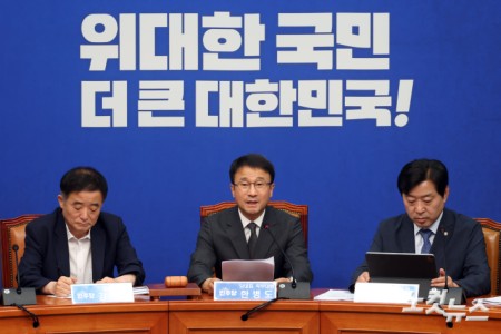 더불어민주당 한병도 당대표 직무대행 겸 원내대표가 29일 서울 여의도 국회에서 열린 최고위원회의에서 발언을 하고 있다.