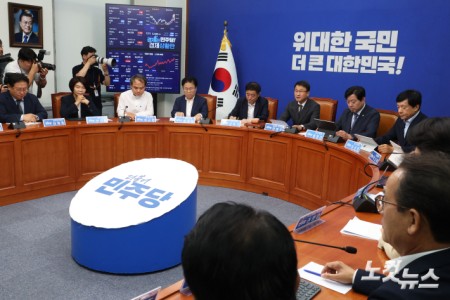 더불어민주당 한병도 당대표 직무대행 겸 원내대표가 29일 서울 여의도 국회에서 열린 최고위원회의에서 발언을 하고 있다.