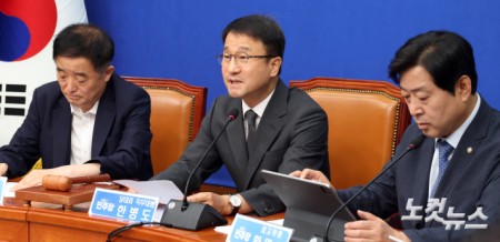 더불어민주당 한병도 당대표 직무대행 겸 원내대표가 29일 서울 여의도 국회에서 열린 최고위원회의에서 발언을 하고 있다.