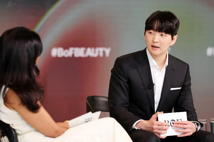 24일(현지시간) 미국 캘리포니아에서 열린 '비즈니스 오브 뷰티 글로벌 포럼'에서 김병훈 에이피알 대표(오른쪽)가 대담을 나누고 있다. 에이피알 제공