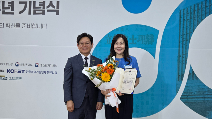 부천대 손태복(오른쪽) 교수와 대한변리사회 전종학 회장. 경청 제공