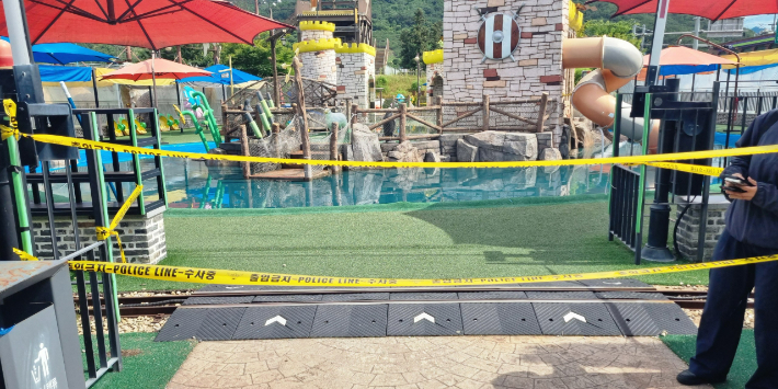 21일 오후 2시 42분께 전남 곡성의 한 물놀이 시설에서 초등학생 형제가 숨진 것과 관련해 경찰이 폴리스라인(경찰 통제선)을 설치하고 정확한 사망 경위를 조사하고 있다. 전라남도 제공