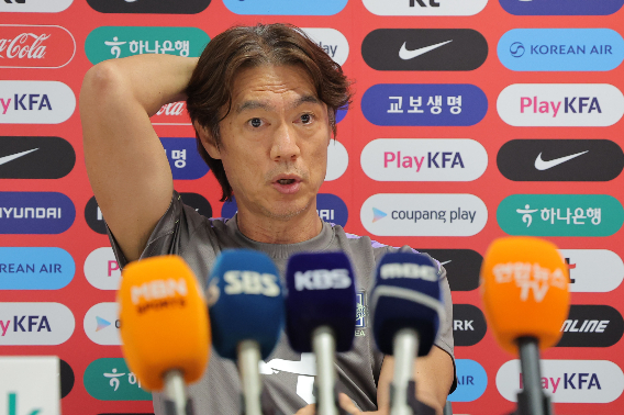 남아프리카공화국과 2026 북중미 월드컵 A조 조별리그 3차전을 치른 한국 축구 국가대표팀 홍명보 감독이 25일(현지시간) 멕시코 과달라하라 인근 사포판의 치바스 바예 베르데에서 취재진 질문에 답하고 있다. 연합뉴스