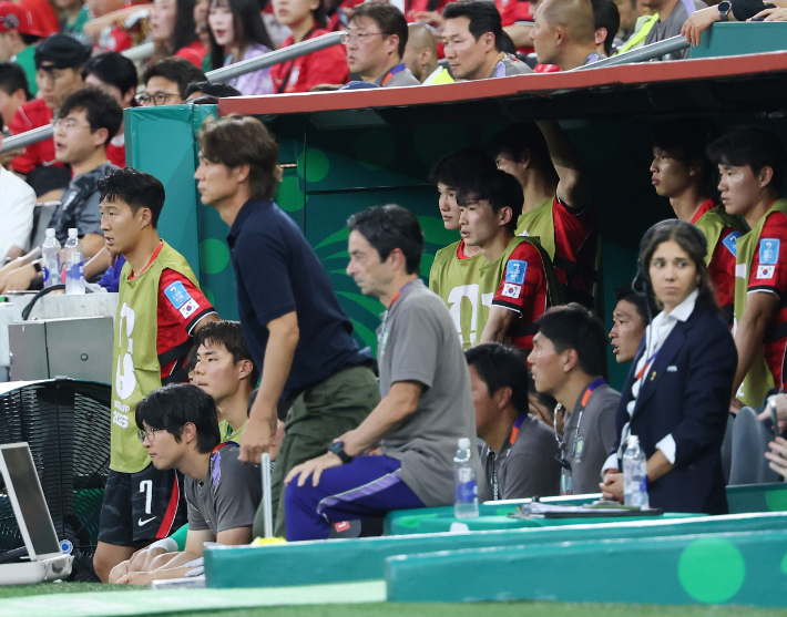한국 축구 국가대표팀 손흥민이 24일(현지시간) 멕시코 몬테레이 스타디움에서 열린 2026 북중미 월드컵 A조 3차전 남아프리카공화국과의 경기를 벤치에서 지켜보고 있다. 연합뉴스