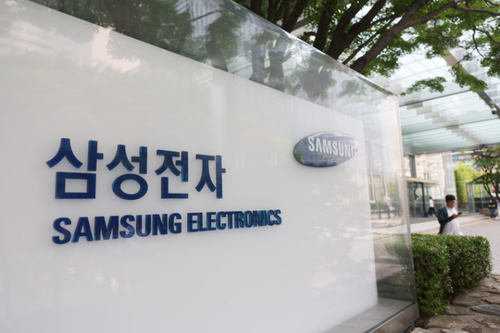 정부의 '대한민국 대도약 3대 메가프로젝트 국민보고회'가 발표 예정된 29일 서울 삼성전자 서초사옥에서 직원들이 출근길에 오르고 있다. 연합뉴스