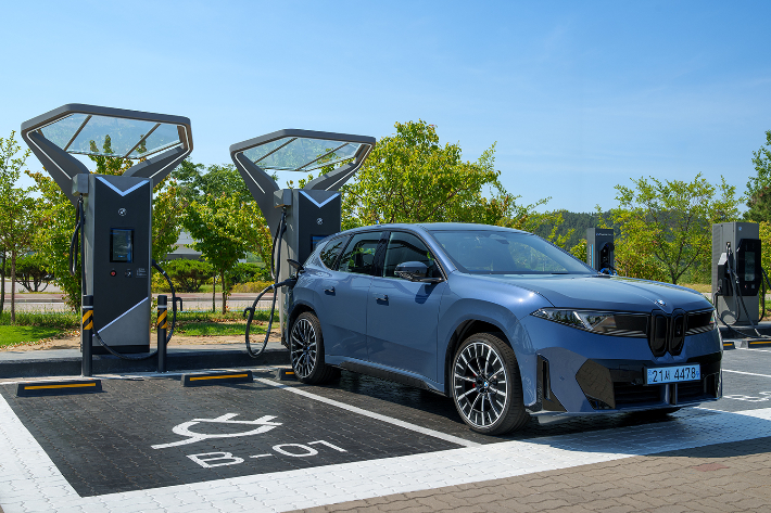 BMW 그룹 코리아, 국내 최초로 공용 400kW 초급속 충전기 설치. BMW 그룹 코리아 제공