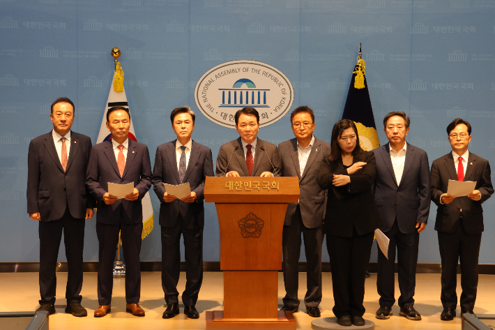 왼쪽부터 엄태영 의원, 박덕흠 의원, 김태흠 충남지사, 성일종 의원, 김영환 충북지사, 강승규 의원, 윤용근 의원. 성일종 의원실 제공