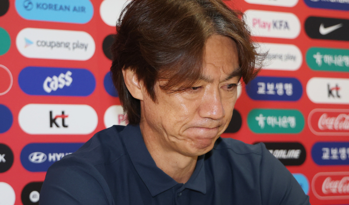 북중미 월드컵 조별리그에서 탈락한 한국 축구 국가대표팀 홍명보 감독이 28일(현지시간) 오전 멕시코 과달라하라 인근 사포판의 치바스 바예 베르데에서 사퇴 기자회견을 하고 있다. 연합뉴스