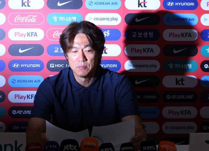 2026 북중미 월드컵 조별리그에서 탈락한 한국 축구 국가대표팀 홍명보 감독이 29일(한국시간) 오전 멕시코 과달라하라 인근 사포판의 치바스 바예 베르데에서 사퇴 기자회견을 하고 있다. 연합뉴스