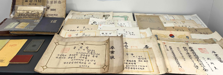 '제15회 전주 기록물 수집 공모전에서 최우수 기록물로 뽑힌 박종탁 기증자의 아버지와 8남매의 삶이 담긴 상장, 성적표, 졸업장, 통지표, 앨범 등 104점의 자료. 전주시 제공