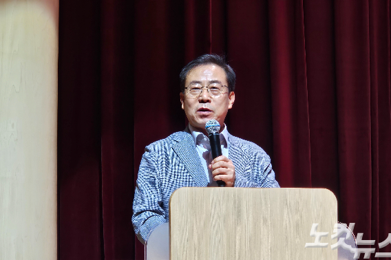 강삼영 강원특별자치도교육감 당선인이 29일 오전 춘천교육문화관 1층 공연장에서 열린 인수위 최종보고회에서 마무리 발언을 하는 모습. 구본호 기자