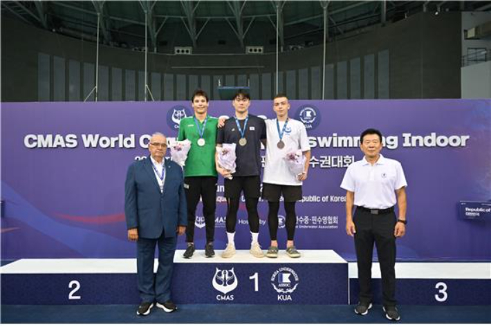 이성(사진 가운데)이 24일 인천 문학박태환수영장에서 열린 제24회 세계수중연맹(CMAS) 세계핀수영선수권대회 남자 표면 1,500ｍ에서 아시아기록으로 우승한 뒤 금메달을 목에 걸고 포즈를 취하고 있다. 대한수중핀수영협회 제공 
