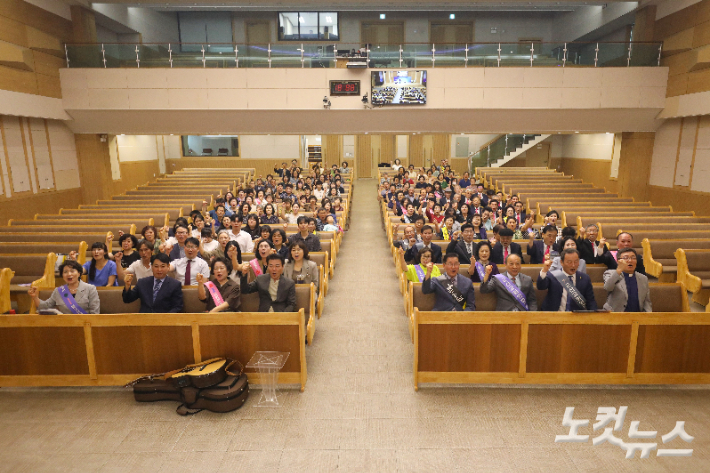 군산성시화대회 참석자들이 군산시교회연합전도단 발대식을 마친 뒤 기념촬영을 하고 있다. 최화랑 기자