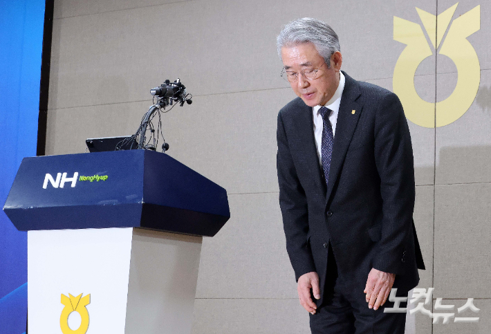 강호동 농협중앙회장이 지난 1월 13일 서울 중구 농협중앙회 본관에서 농림축산식품부가 지난 8일 발표한 농협중앙회에 대한 특별감사 중간 결과와 관련해 대국민 사과를 하고 있다. 박종민 기자