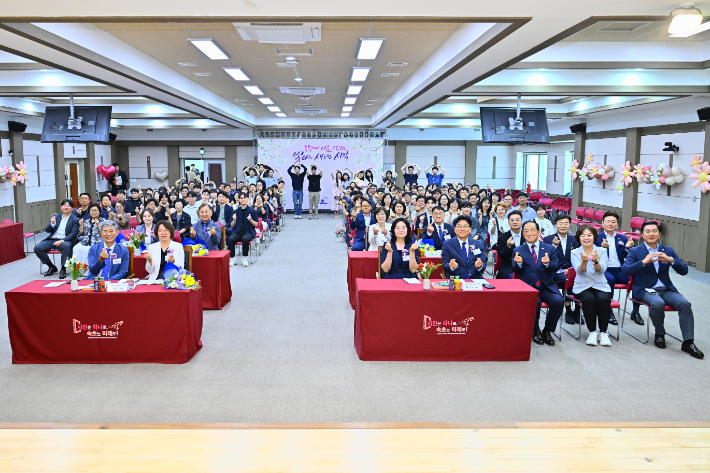 속초시는 29일 오전 10시 속초시청 대회의실에서 '동행의 마침, 새로운 시작'을 주제로 2026년 상반기 사전퇴임식을 개최했다. 속초시 제공