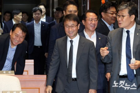더불어민주당 한병도 당대표 직무대행 겸 원내대표가 29일 서울 여의도 국회에서 열린 의원총회에 참석하고 있다.