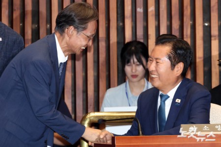 의원들과 인사하는 정청래