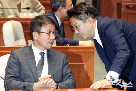 대화하는 한병도-전용기