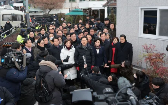 작년 1월 국민의힘 의원 40여명이 윤석열 전 대통령에 대한 고위공직자범죄수사처의 체포영장 집행을 저지하려고 서울 용산구 한남동 대통령 관저 앞에 집결해 있다. 연합뉴스