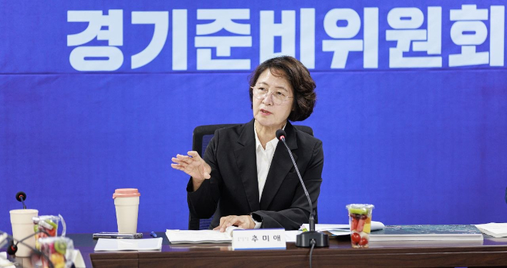 추미애 경기지사 당선인이 지난 25일 경기 수원 경기신용보증재단 9층 에서 열린 '공정·혁신·포용 경기준비위원회' 주거, 민생경제, 미래산업, 복지·돌봄, 문화예술, 북부 대전환, 기후·에너지 관련 현안 회의에서 발언 하는 모습. 공정·혁신·포용 경기준비위원회 제공