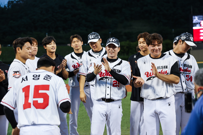 울산 고효준이 28일 은퇴식에서 동료들의 축하를 받는 모습. 울산 웨일스  