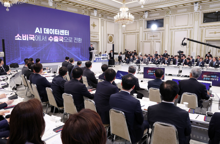 최태원 SK그룹 회장이 29일 청와대에서 이재명 대통령 주재로 열린 3대 메가프로젝트 국민보고회에서 투자계획을 발표하고 있다. 청와대통신사진기자단 제공