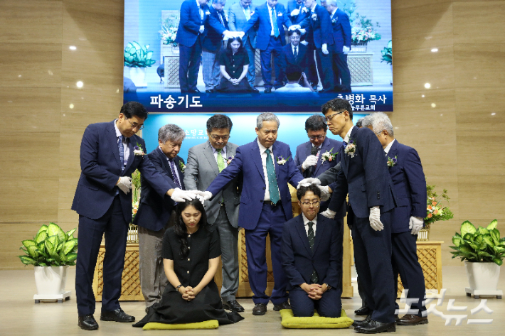 박충만·조하영 선교사 부부가 파송기도를 받으며 베트남 선교를 향한 첫걸음을 내딛고 있다. 최화랑 기자