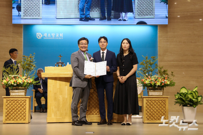 기독교한국침례회 해외선교회 주민호 회장이 박충만·조하영 선교사 부부에게 파송장을 전달하고 있다. 최화랑 기자