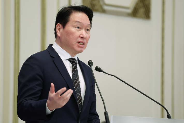 최태원 SK그룹 회장이 29일 청와대에서 이재명 대통령 주재로 열린 3대 메가프로젝트 국민보고회에서 투자계획을 발표하고 있다. 연합뉴스