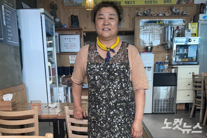 덕포 해수욕장에서 분식집을 운영 중인 최재례 사장님. 이우섭 기자