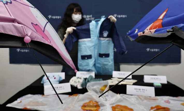 지난 5월 28일 서울시청에서 서울시 관계자가 해외 온라인 플랫폼에서 판매 중인 어린이용품 가운데 국내 안전기준에 미달한 제품을 공개하고 있다. 연합뉴스